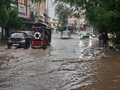 It rained heavily for 20 minutes, the city was flooded