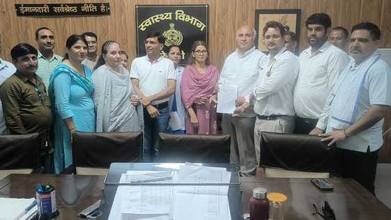 Health workers went on strike for one hour in protest against Jio Facing attendance