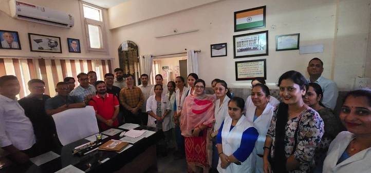 Opposition to Jio Facing Attendance: Doctors and employees left OPD midway to express their anger
