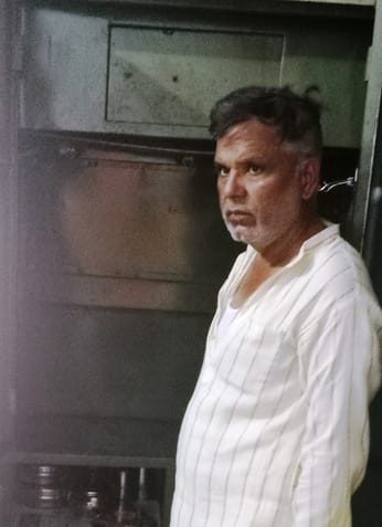 Gold jewellery stolen by breaking the lock of the safe