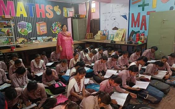 15 rooms of the girls school of MP Rohi, which produced top students, were declared dilapidated