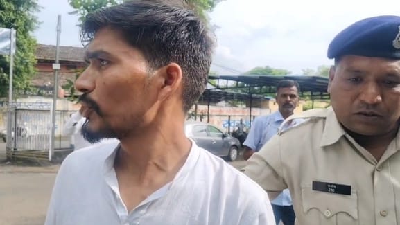 The lovers who ran away from home were kidnapped by their family in a filmy style