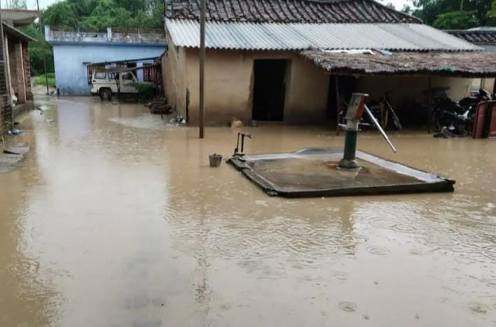House collapsed, waterlogging blocked the way, difficult to leave the house