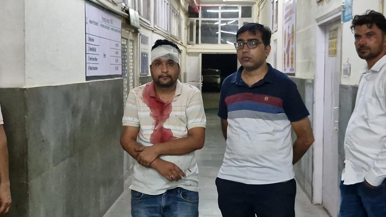 Three youths robbed a PNB cashier, attacked him and fled with the money