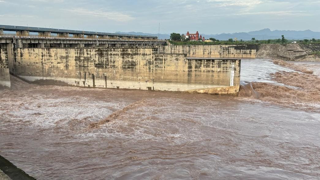 Water level increased in Hathini Kund Barrage, five gates opened