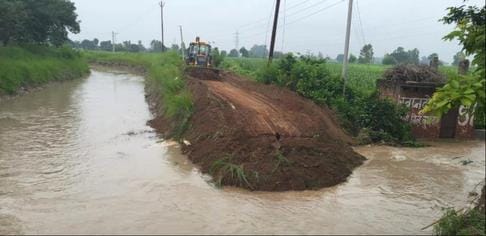 Crop got submerged due to breaking of the canal track