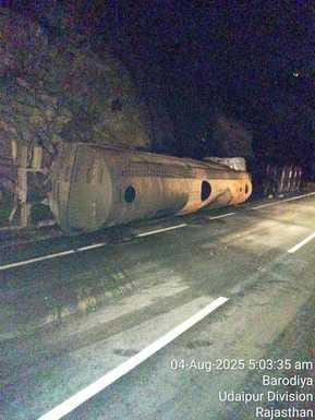Udaipur News: Acid Tanker Overturns on Gogunda-Pindwara Highway, Driver Burnt Alive in Massive Fire