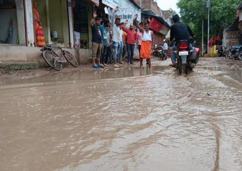 People standing in the waterlogging demanded a road