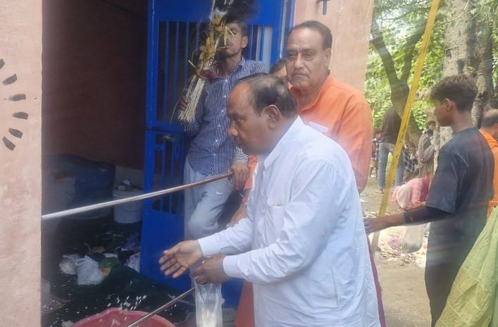 The former minister offered prasad and a banner at Jaharveer Maadhi