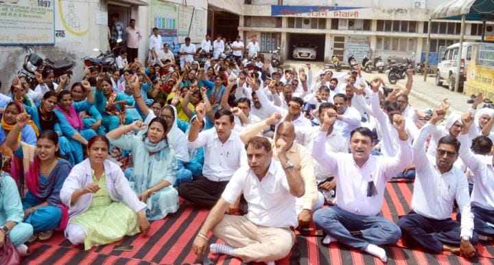 In protest against geo fencing, doctors and employees left OPD and staged a symbolic sit-in for one hour