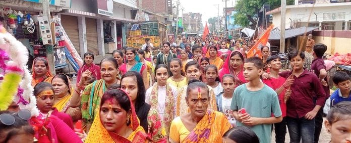 Women took out Jalabhishek Yatra and raised slogans