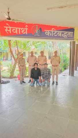 गिरफ्तार ठेकेदार और उसका साथी