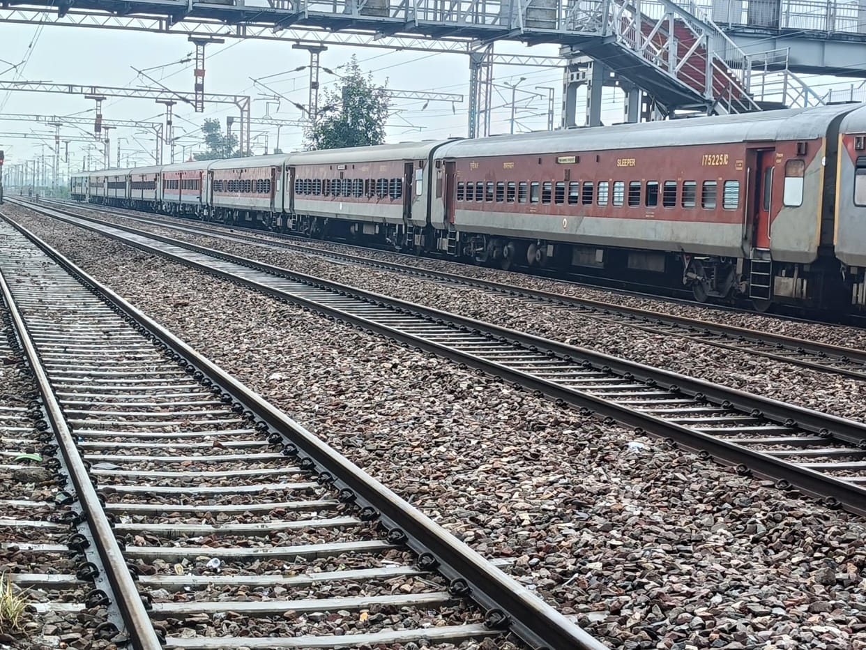 Farakka Express reached Kanchausi station eight hours late