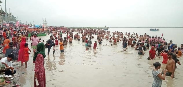 A stream of devotees from Kachla Ghat to ShivalayasA stream of devotees from Kachla Ghat to Shivalayas