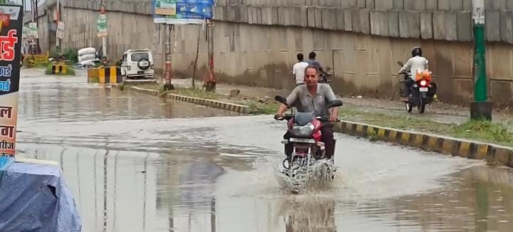 Kushinagar News: Rain water filled on the highway