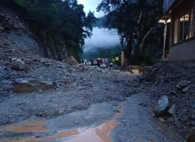 Debris fell in Umatta, vehicles and school buses got stranded on Badrinath Highway