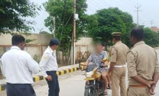 kasganj news traffic 10 police man fined