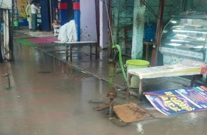 Kushinagar News: Water entered the shops at Patheria intersection
