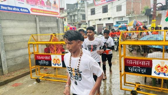 Bol Bam-Bam reverberated in the pagodas amidst the rain