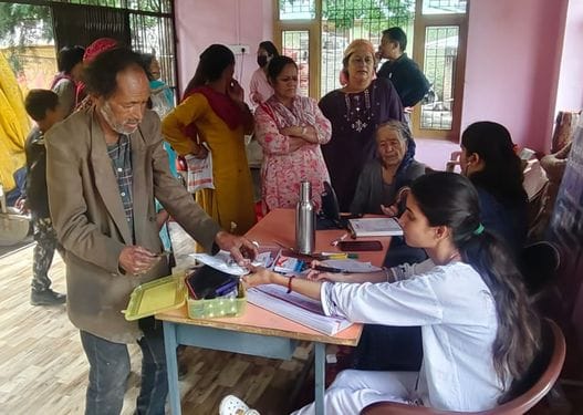 80 people were examined in Newli and given free medicines