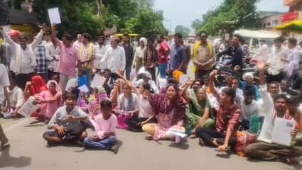 यूरिया की कमी से नाराज किसानों ने खरगोन में किया चक्काजाम