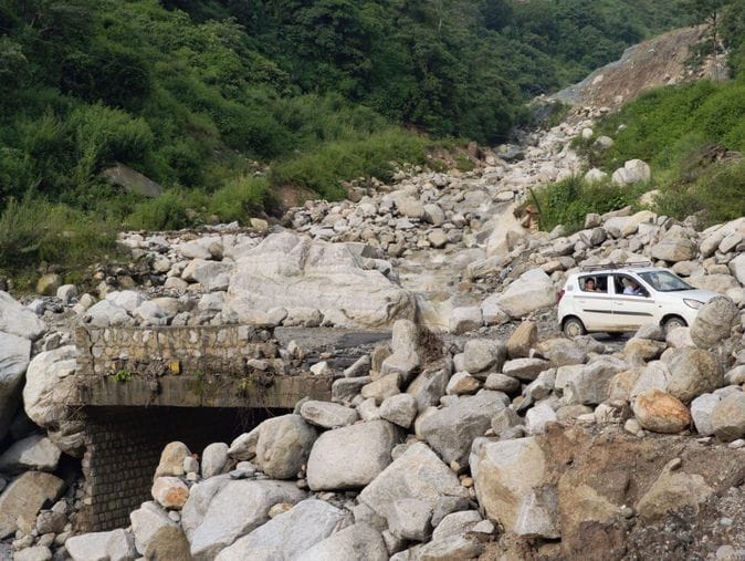 Due to the overflowing of Jagar Nala, stones fell on the highway, the road remained closed for an hour