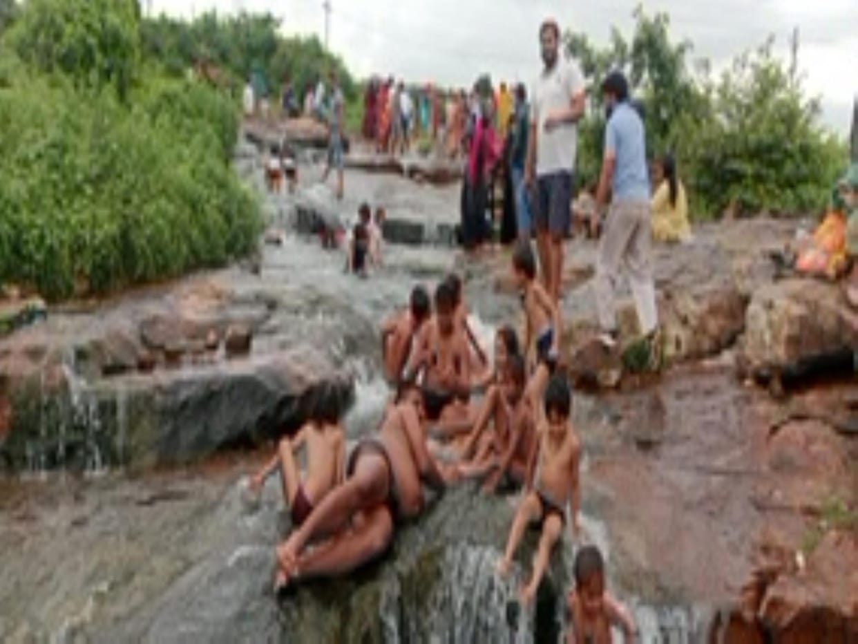 There is no security or network at tourist places, visit with your own trust