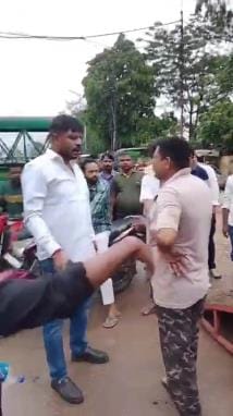 The municipal corporation team that went to catch stray animals was beaten up