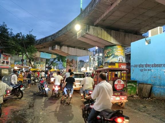 Vending-zone-is-incomplete, handcarts-on-the-road,-daily-traffic-jam