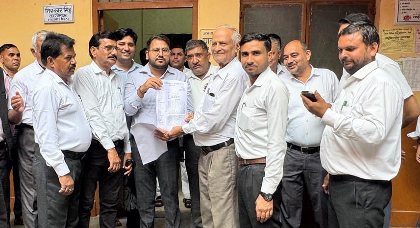 Advocates submitted a memorandum to the Prime Minister demanding the establishment of a High Court Bench