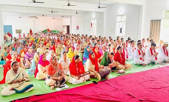 The devotees shouted slogans and blew conch shells