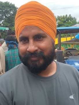 Farmers stood in line to get fertilizers while getting drenched, later returned disappointed