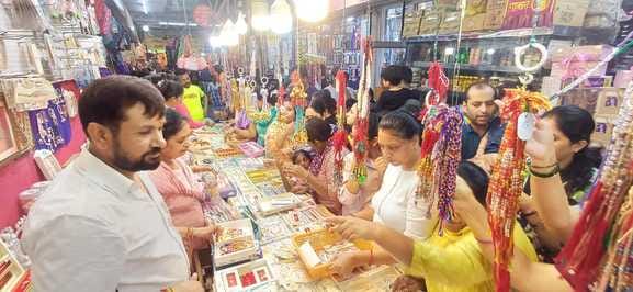 Rakhi in the name of Bhaiya-Bhabhi and Korean bracelets are adding beauty to the market