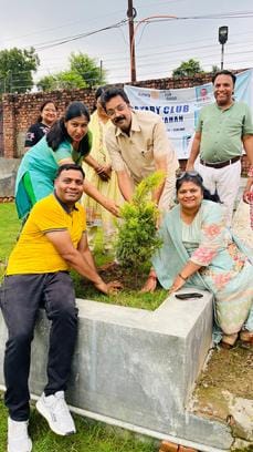 Rotary Club planted saplings