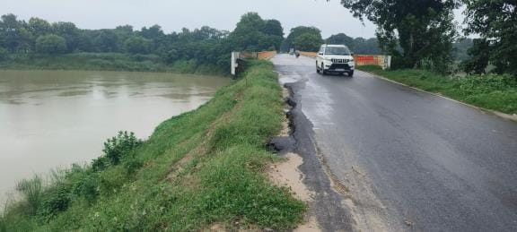 Nepal's water flows into Gorra, threat on approach to Pidra Bridge