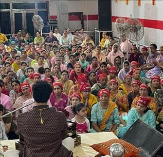 Keeping the head in the feet... the devotees were mesmerized by the bhajan