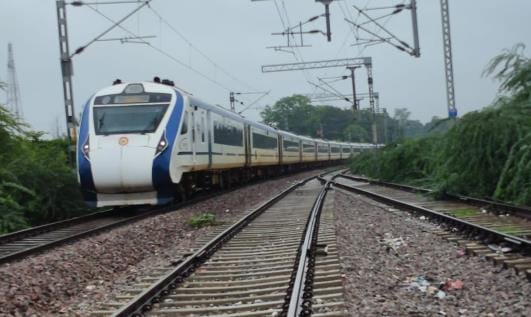 Jhansi: Passenger rush on trains increased due to cancellation of Indigo flights.