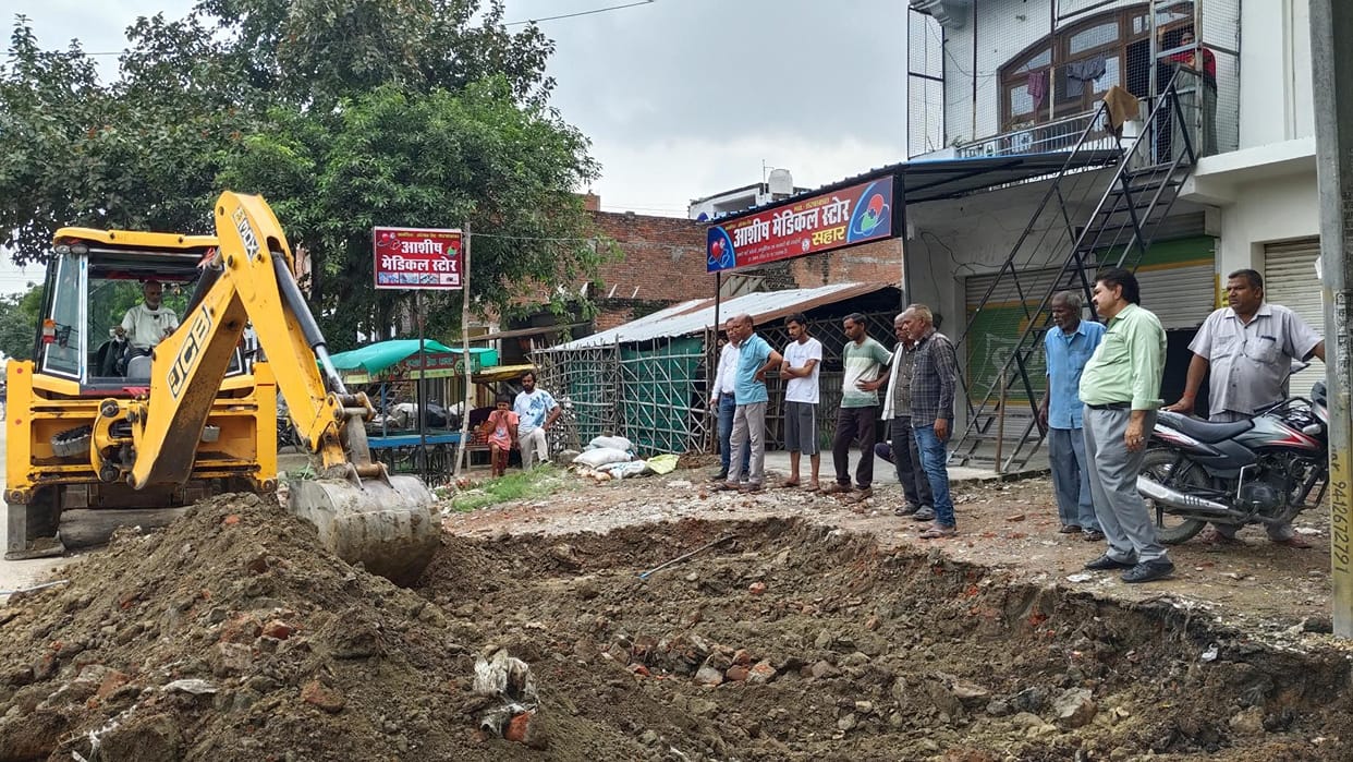 Shopkeepers demanded cleaning of drain