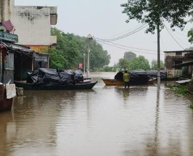 34 villages surrounded by floods, boats running on Banda-Bahraich highway