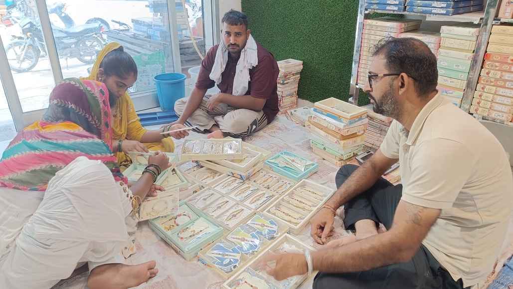 Markets decorated for Rakshabandhan, sisters buying gift packs for their brothers