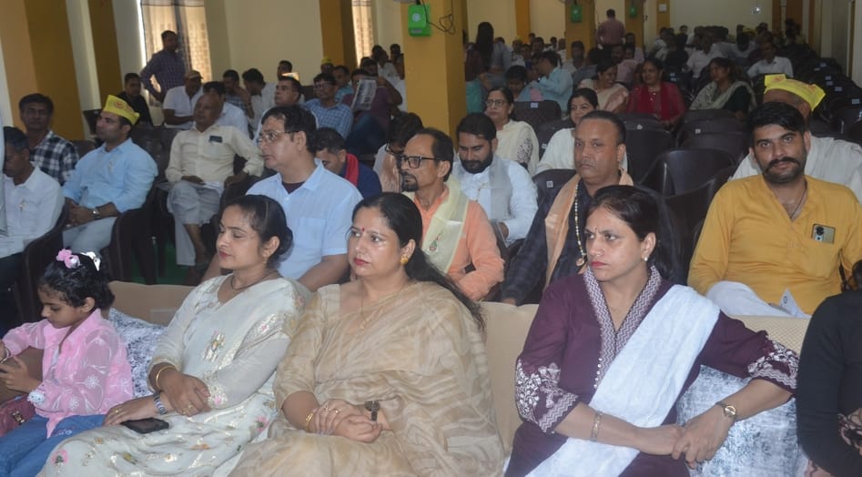 The government should insist on closing the bars and opening the schools: Kuldeep