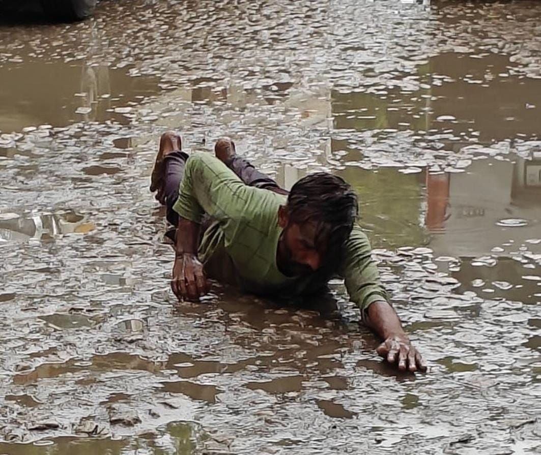 Rajkaran reached Dathareshwar Dham after doing 10 km parikrama by lying down