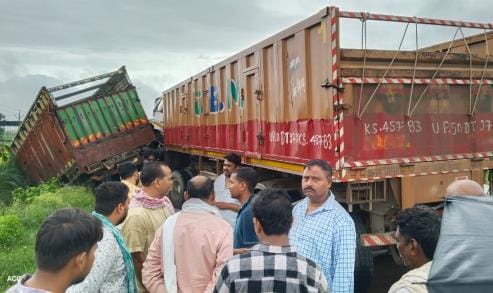 Mirzapur's Khalasi dies in trailer collision, driver injured
