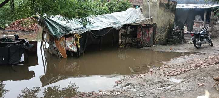 Rain water reached the houses of Valmiki colony of Tarapur