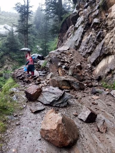 Tharla-Sagofa road blocked due to landslide