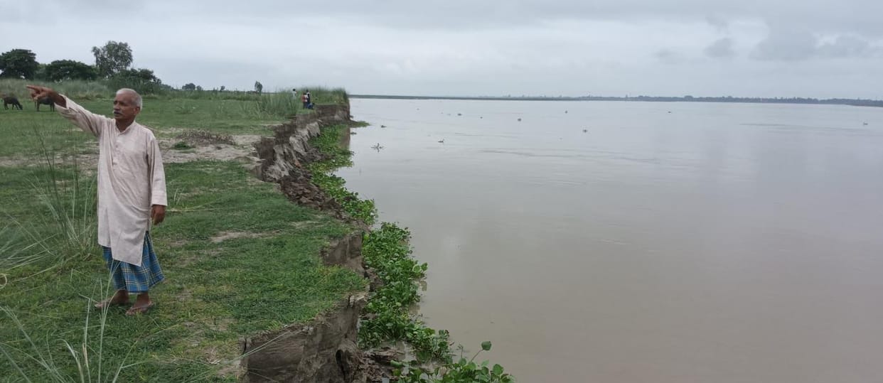 Due to the rising water level of Ghaghra, the connecting road of three villages got submerged, villagers got scared