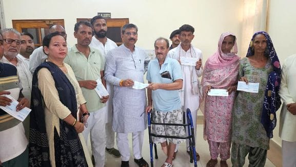 Bedi distributed cheques worth 8.62 lakhs to farmers