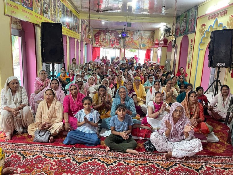 Ram Vanvas Katha narrated to the devotees in the temple