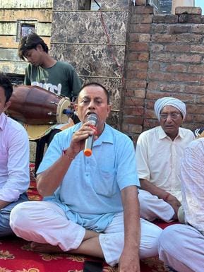 The palanquin was welcomed with loud cheers