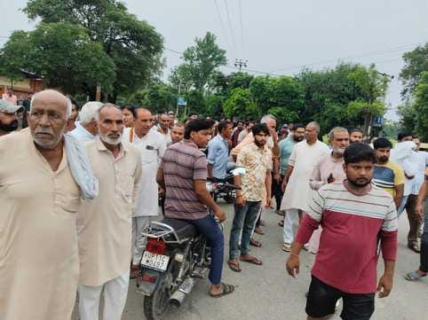 Teacher riding a bike died after being crushed by a tractor-trolley, villagers blocked the road